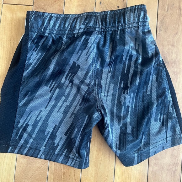 Carter’s active shorts 2T - Picture 4 of 4